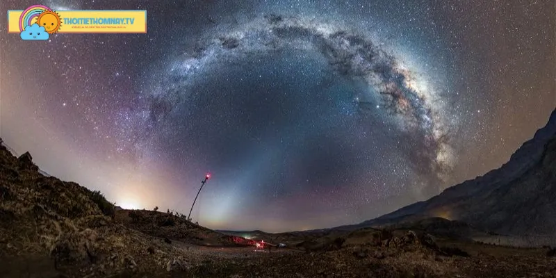 Ánh sáng zodiacal có màu trắng sữa hoặc hơi ngả vàng