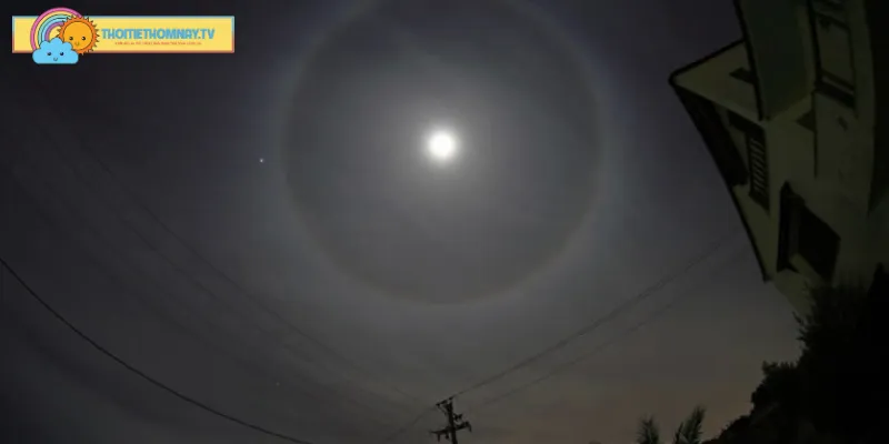 Quầng mặt trăng cho thấy mây cirrostratus hình thành/mở rộng