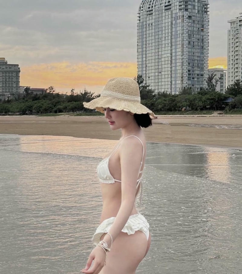 Ảnh Gái xinh mặc bikini trắng 17