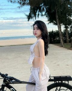 99+ Bộ Ảnh Lê Kim Loan Bikini Đẹp Mê Mẩn Khiến Bạn Không Thể Rời Mắt