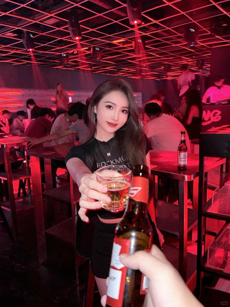 ảnh gái đi bar 71