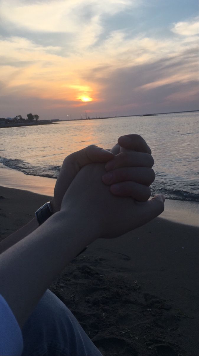 ảnh nắm tay nhau thật 8
