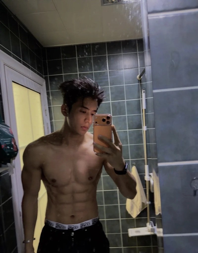 Ảnh trai 6 múi khoe body 20