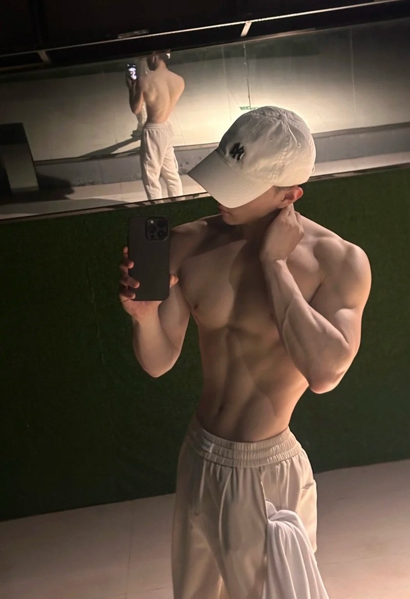 Ảnh trai 6 múi khoe body 10