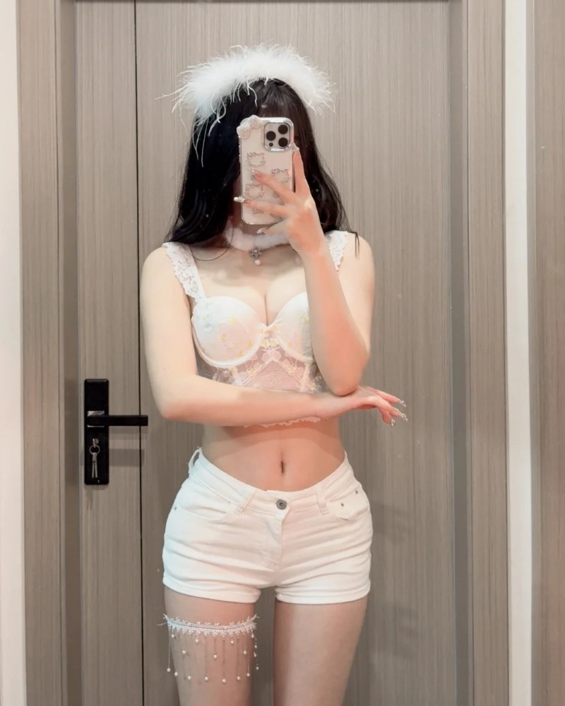 Gái xinh hở hang 2